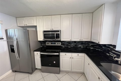 Condo in Coral Springs, Florida, 2 bedrooms  № 1949227 - photo 7