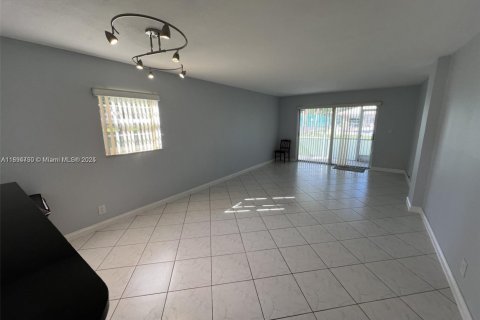 Condo in Coral Springs, Florida, 2 bedrooms  № 1949227 - photo 12