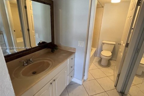 Condo in Coral Springs, Florida, 2 bedrooms  № 1949227 - photo 17