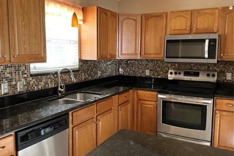 House in Lady Lake, Florida 2 bedrooms, 115.94 sq.m. № 1912977 - photo 14