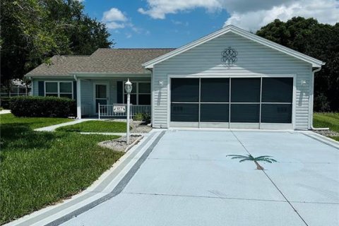 House in Lady Lake, Florida 2 bedrooms, 115.94 sq.m. № 1912977 - photo 1