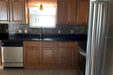 House in Lady Lake, Florida 2 bedrooms, 115.94 sq.m. № 1912977 - photo 13