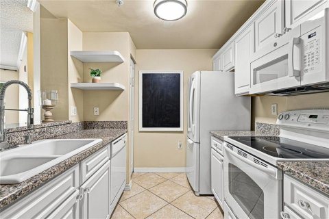 Condo in Sarasota, Florida, 1 bedroom № 2203909 - photo 9