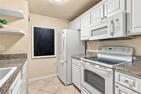 Condo in Sarasota, Florida, 1 bedroom № 2203909 - photo 10