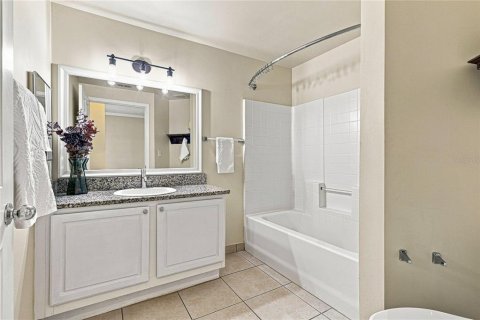 Condo in Sarasota, Florida, 1 bedroom № 2203909 - photo 13
