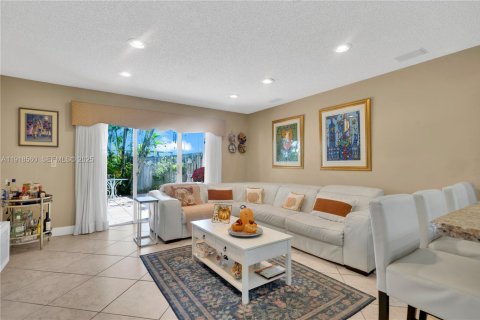 Casa en venta en Miami, Florida, 3 dormitorios, 161 m2 № 1976864 - foto 13