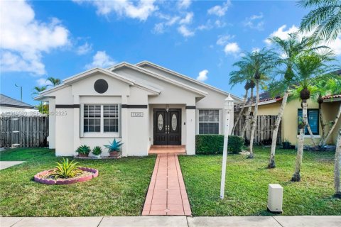 Casa en venta en Miami, Florida, 3 dormitorios, 161 m2 № 1976864 - foto 1