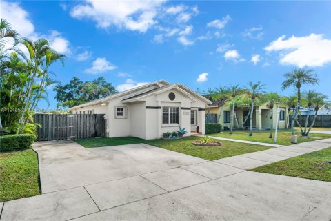 Casa en venta en Miami, Florida, 3 dormitorios, 161 m2 № 1976864 - foto 2
