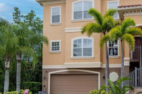Townhouse in New Port Richey, Florida 3 bedrooms, 233.18 sq.m. № 1813435 - photo 6