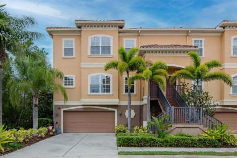 Townhouse in New Port Richey, Florida 3 bedrooms, 233.18 sq.m. № 1813435 - photo 2