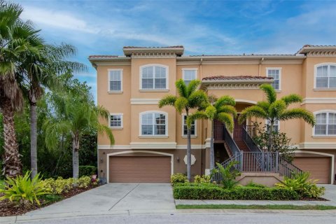 Townhouse in New Port Richey, Florida 3 bedrooms, 233.18 sq.m. № 1813435 - photo 4
