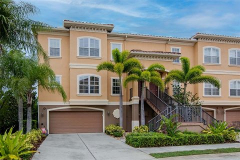 Townhouse in New Port Richey, Florida 3 bedrooms, 233.18 sq.m. № 1813435 - photo 5