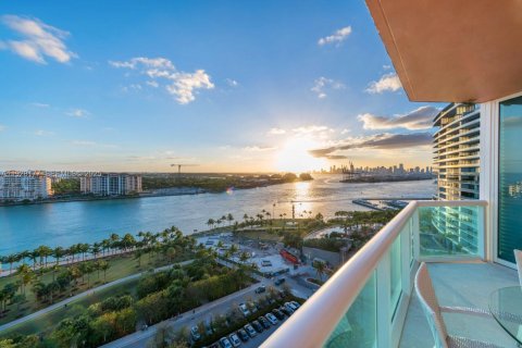 Снять в аренду кондоминиум в Майами-Бич, Флорида 3 спальни, 217.39м2, № 1987030 - фото 1