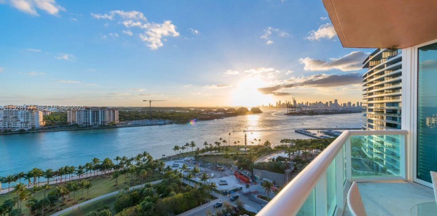 Кондоминиум с 3 спальнями в Майами-Бич, Флорида № 1987030