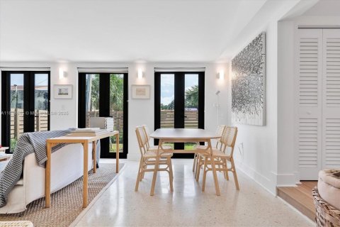 Commercial property in Miami, Florida 241.55 sq.m. № 1928047 - photo 20