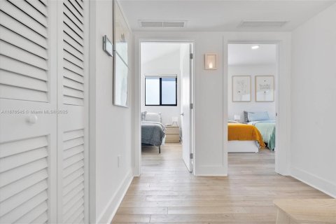 Commercial property in Miami, Florida 241.55 sq.m. № 1928047 - photo 30