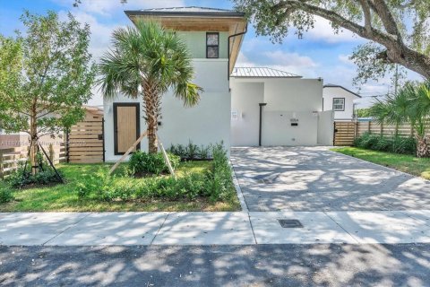 Commercial property in Miami, Florida 241.55 sq.m. № 1928047 - photo 2