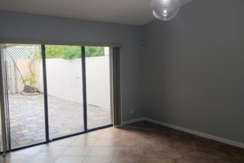 Condo in Oakland Park, Florida, 3 bedrooms № 2193048 - photo 2