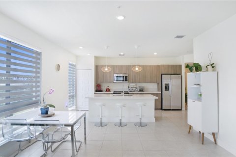 Condo in Doral, Florida, 3 bedrooms  № 1753136 - photo 5