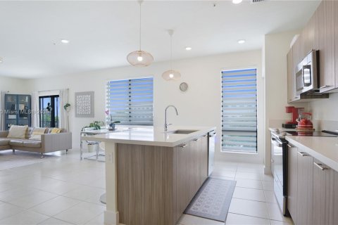 Condo in Doral, Florida, 3 bedrooms  № 1753136 - photo 1