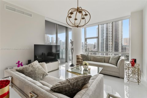 Condo in Miami, Florida, 3 bedrooms  № 1924122 - photo 1