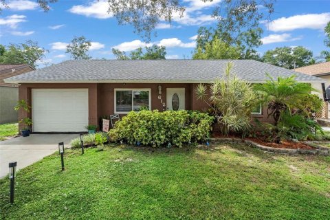 House in Tarpon Springs, Florida 2 bedrooms, 100.15 sq.m. № 2355852 - photo 2