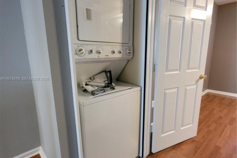 Townhouse in Miramar, Florida 3 bedrooms, 121.33 sq.m. № 2040376 - photo 16