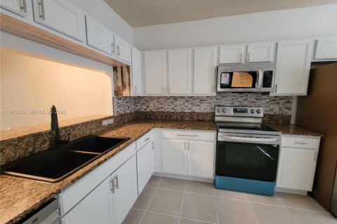 Townhouse in Miramar, Florida 3 bedrooms, 121.33 sq.m. № 2040376 - photo 5