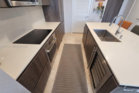 Condo in Miami, Florida, 1 bedroom № 2246684 - photo 4