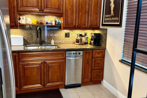 Condo in Pompano Beach, Florida, 2 bedrooms № 2244992 - photo 8