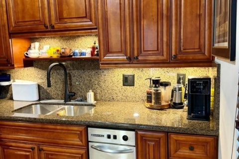 Condo in Pompano Beach, Florida, 2 bedrooms № 2244992 - photo 9