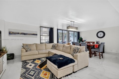 Condo in Aventura, Florida, 2 bedrooms № 2186144 - photo 7