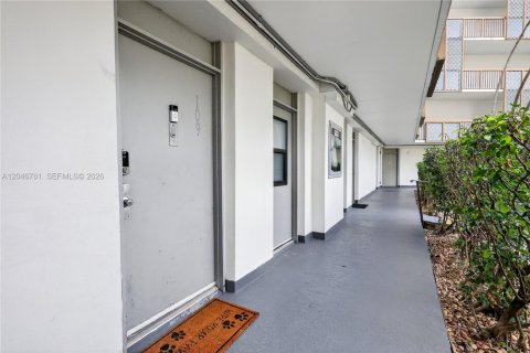 Condo in Aventura, Florida, 2 bedrooms № 2186144 - photo 4