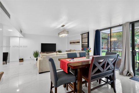 Condo in Aventura, Florida, 2 bedrooms № 2186144 - photo 9