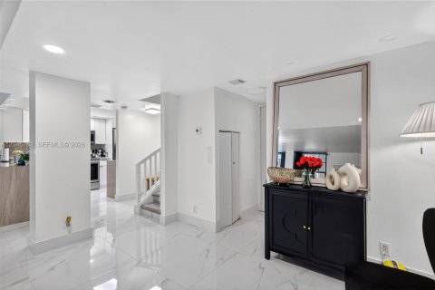 Condo in Aventura, Florida, 2 bedrooms № 2186144 - photo 12