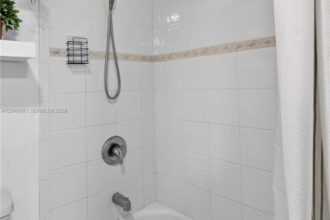 Condo in Aventura, Florida, 2 bedrooms № 2186144 - photo 23