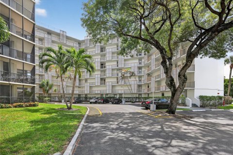 Condo in Aventura, Florida, 2 bedrooms № 2186144 - photo 2