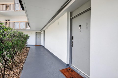 Condo in Aventura, Florida, 2 bedrooms № 2186144 - photo 3