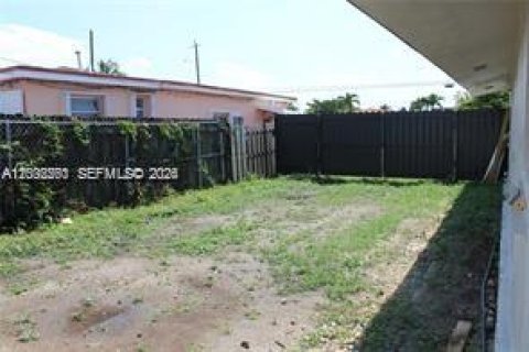 House in Hialeah, Florida 2 bedrooms, 91.32 sq.m. № 2086383 - photo 8