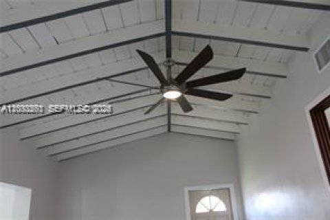 House in Hialeah, Florida 2 bedrooms, 91.32 sq.m. № 2086383 - photo 4
