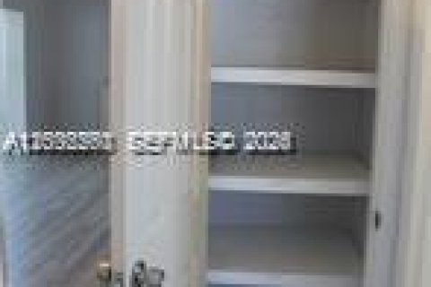 House in Hialeah, Florida 2 bedrooms, 91.32 sq.m. № 2086383 - photo 5