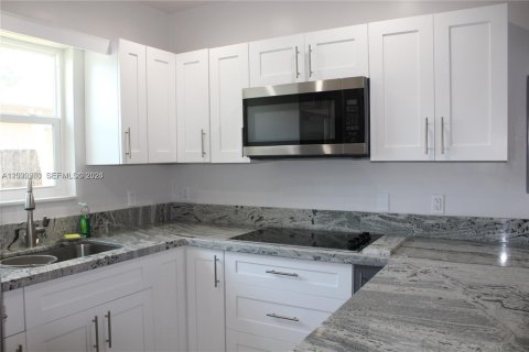 House in Hialeah, Florida 2 bedrooms, 91.32 sq.m. № 2086383