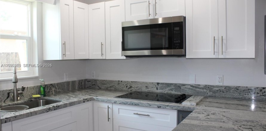House in Hialeah, Florida 2 bedrooms, 91.32 sq.m. № 2086383