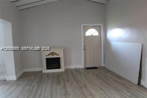 House in Hialeah, Florida 2 bedrooms, 91.32 sq.m. № 2086383 - photo 3