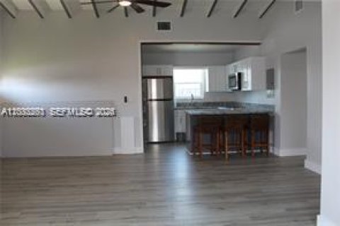 House in Hialeah, Florida 2 bedrooms, 91.32 sq.m. № 2086383 - photo 2