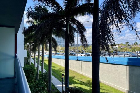 Copropriété à vendre à Hallandale Beach, Floride: 2 chambres, 96.34 m2 № 2084072 - photo 10