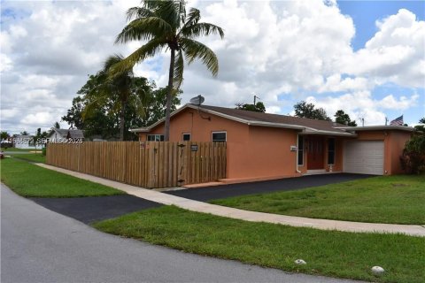 Casa en alquiler en Sunrise, Florida, 3 dormitorios, 147.16 m2 № 2026433 - foto 2