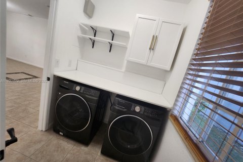 Villa ou maison à louer à Homestead, Floride: 4 chambres, 205.41 m2 № 1990847 - photo 16