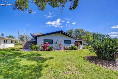 Villa ou maison à louer à Saint Petersburg, Floride: 2 chambres, 204.94 m2 № 1687875 - photo 7