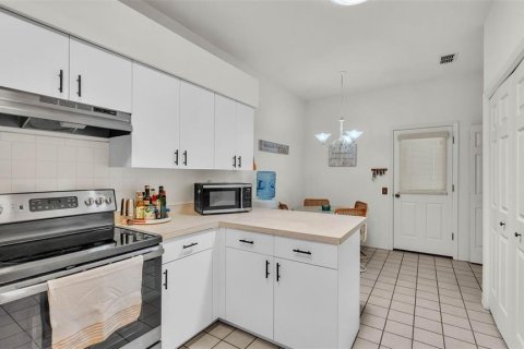 House in Winter Haven, Florida 3 bedrooms, 141.77 sq.m. № 1825241 - photo 3
